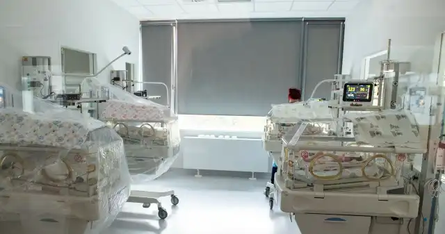  Rodzi się coraz mniej dzieci, a lekarze nie chcą pracować w szpitalach. Znikają oddziały położnicze