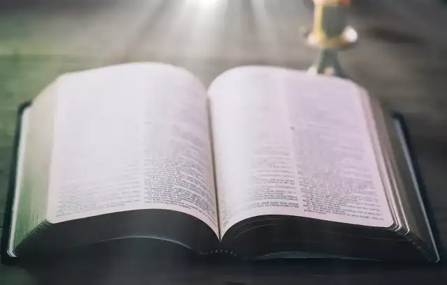 Francuzi wracają do Biblii. Gwałtowny wzrost sprzedaży Pisma Świętego Francuzi wracają do Biblii. Gwałtowny wzrost sprzedaży Pisma Świętego