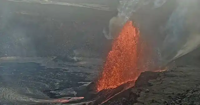  Słynny wulkan pluje lawą na 100 metrów w górę. Rozpoczął się epizod 9. Od grudnia nie ma spokoju