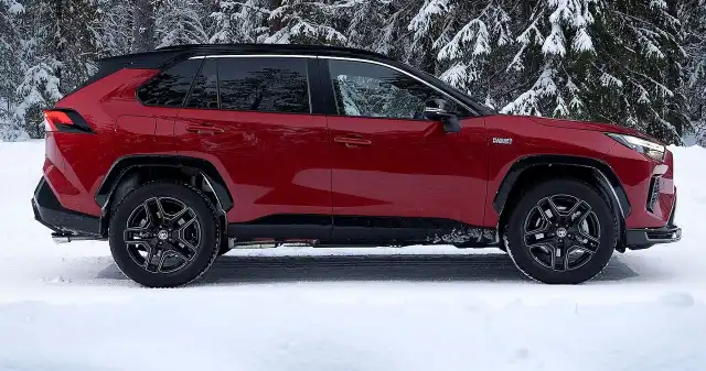 Toyota RAV4 przeceniona o 30 tys. zł. Pali tylko 3,7 l Toyota RAV4 przeceniona o 30 tys. zł. Pali tylko 3,7 l